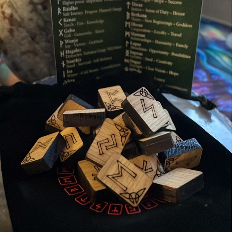Ensemble de runes de chêne celtique Ensemble de runes de chêne celtique
