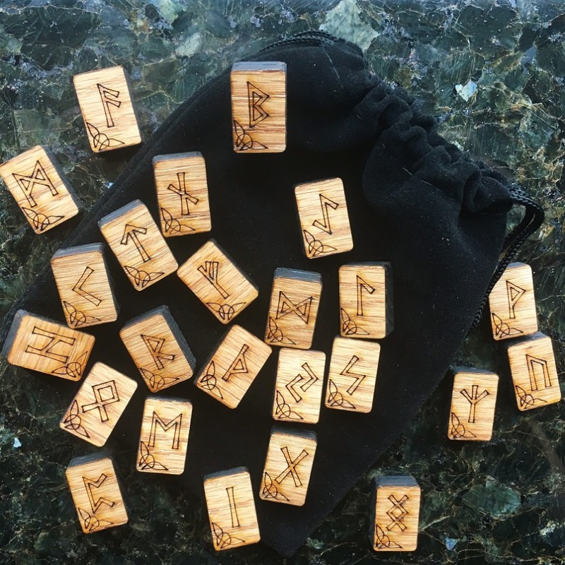 Ensemble de runes de chêne celtique Ensemble de runes de chêne celtique