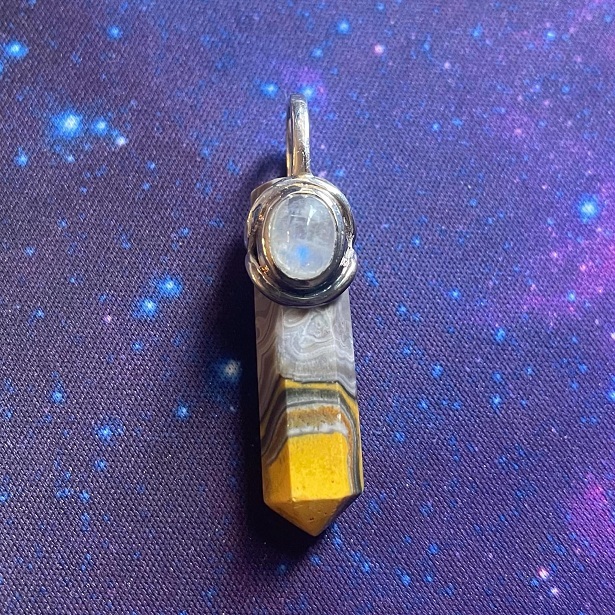 Pendentif en jaspe et pierre de lune Bumblebee Pendentif en jaspe et pierre de lune Bumblebee