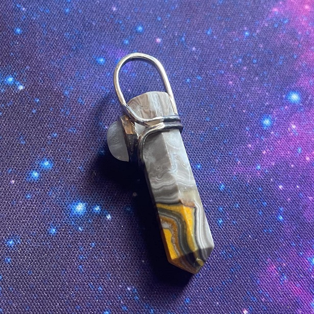 Pendentif en jaspe et pierre de lune Bumblebee Pendentif en jaspe et pierre de lune Bumblebee