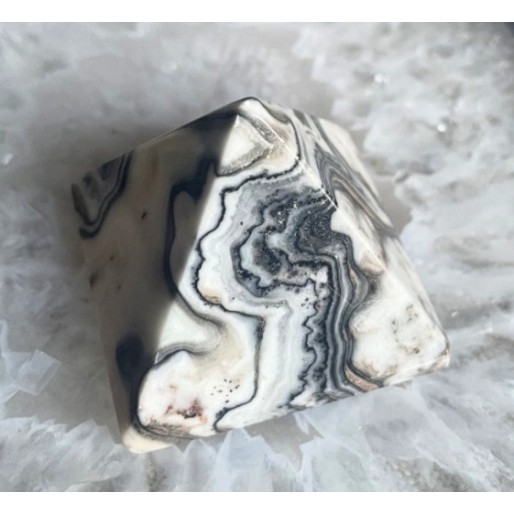 Pyramide de Calcite Onyx Zèbre - A - 40 mm Pyramide de Calcite Onyx Zèbre - A - 40 mm