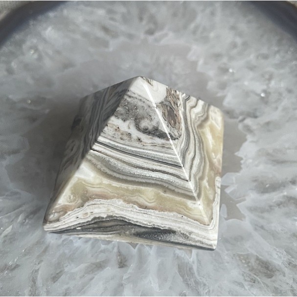 Pyramide de calcite en onyx zèbre - C - 40 mm Pyramide de calcite en onyx zèbre - C - 40 mm