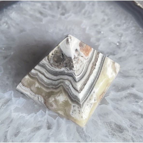 Pyramide de calcite en onyx zèbre - C - 40 mm Pyramide de calcite en onyx zèbre - C - 40 mm