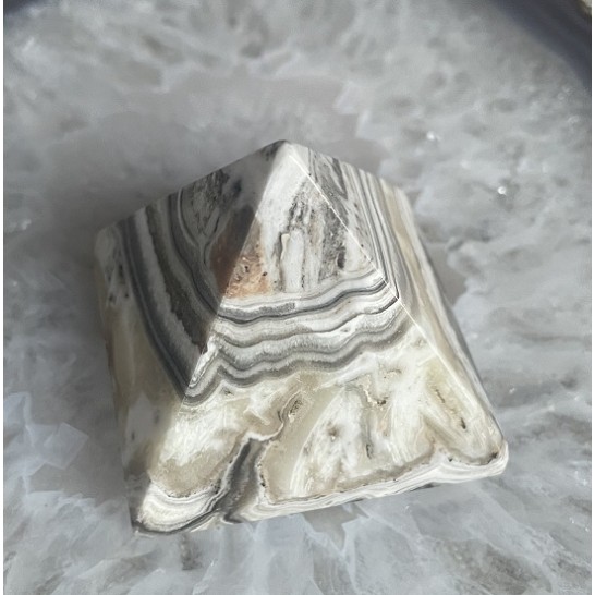 Pyramide de calcite en onyx zèbre - C - 40 mm Pyramide de calcite en onyx zèbre - C - 40 mm