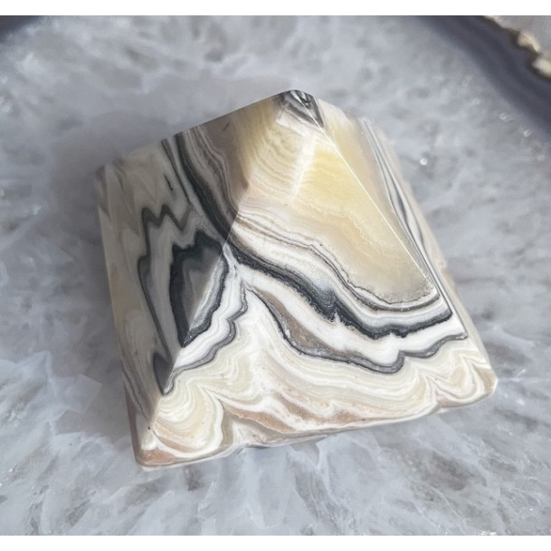 Pyramide de Calcite Onyx Zèbre - A - 50 mm Pyramide de Calcite Onyx Zèbre - A - 50 mm