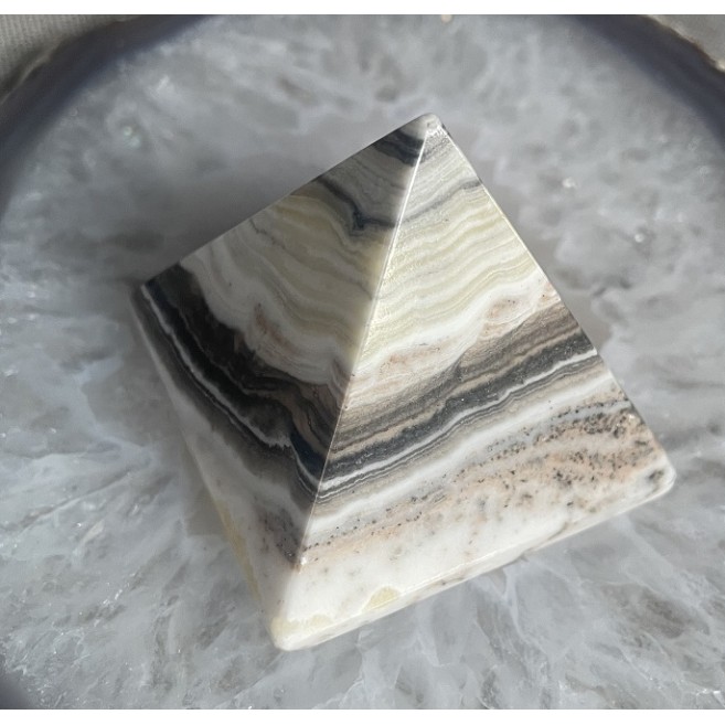 Pyramide de calcite en onyx zèbre - C - 50 mm Pyramide de calcite en onyx zèbre - C - 50 mm