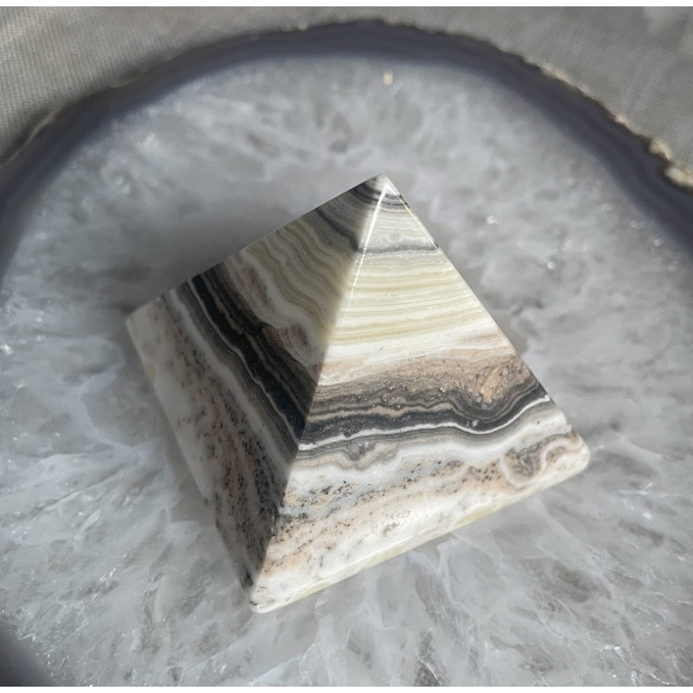 Pyramide de calcite en onyx zèbre - C - 50 mm Pyramide de calcite en onyx zèbre - C - 50 mm