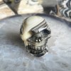 Onyx noir et calcite jaune zèbre crâne C