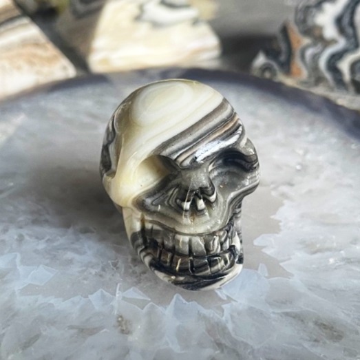 Onyx noir et calcite jaune zèbre crâne C