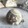 Onyx noir et calcite jaune zèbre crâne C