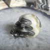Onyx noir et calcite jaune zèbre crâne C