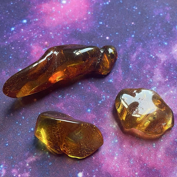 Spécimens d’ambre rouge de la Baltique Spécimens d’ambre rouge de la Baltique