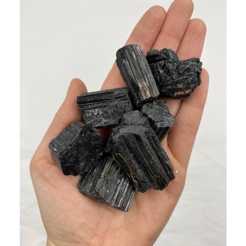 Tourmaline noire, brute Tourmaline noire, brute