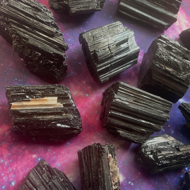 Tourmaline noire, brute Tourmaline noire, brute