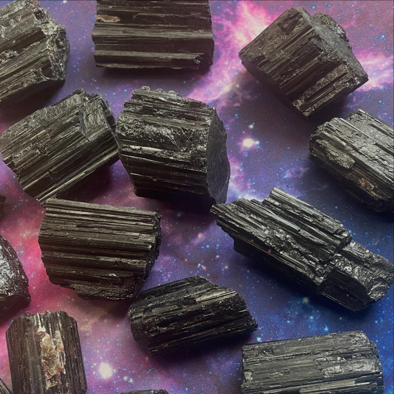 Tourmaline noire, brute Tourmaline noire, brute