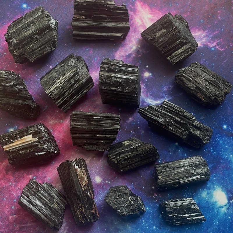 Tourmaline noire, brute Tourmaline noire, brute