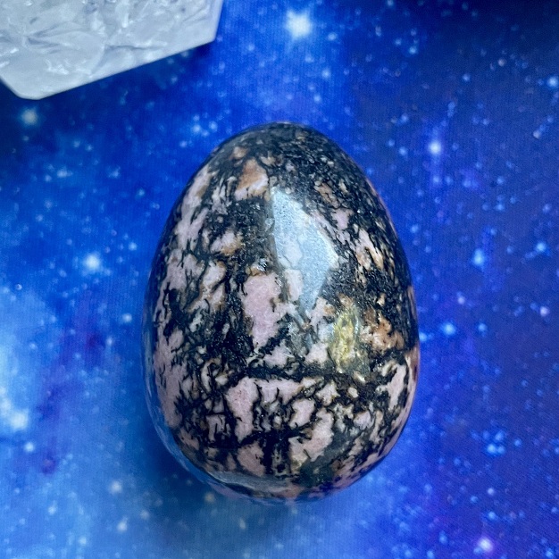 Oeuf rose de gemme de rhodonite Oeuf rose de gemme de rhodonite