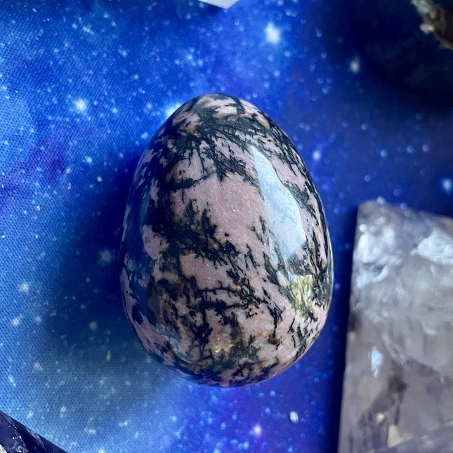 Oeuf rose de gemme de rhodonite Oeuf rose de gemme de rhodonite