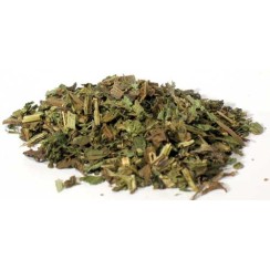 Couper des feuilles de consoude,